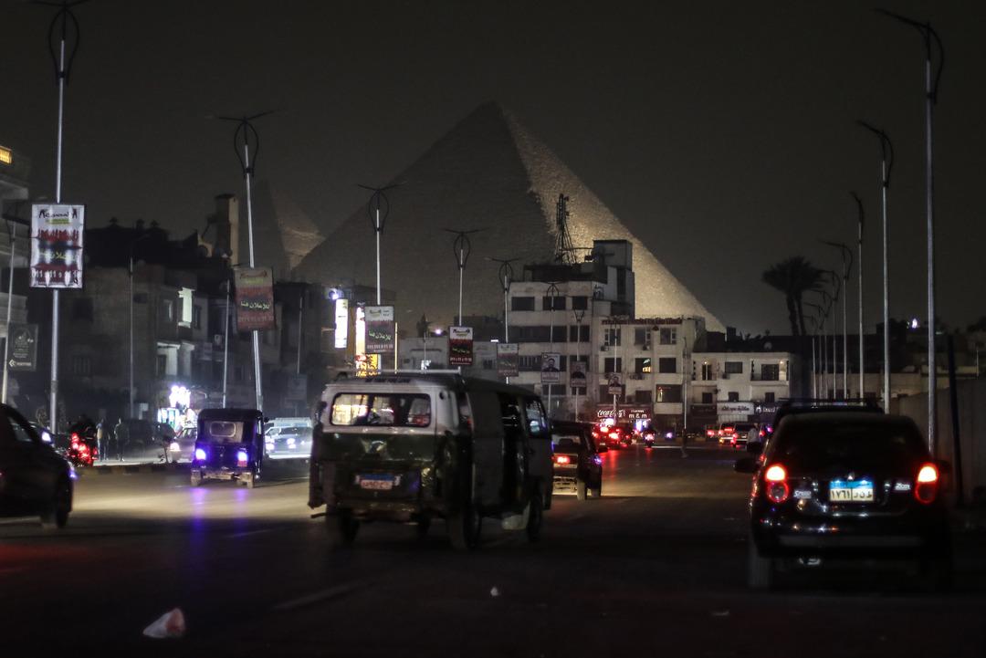 Bir &uuml;lkede &ouml;nlemler başladı: D&uuml;kkanlar erken kapandı, sokaklar karanlığa b&uuml;r&uuml;nd&uuml; 12