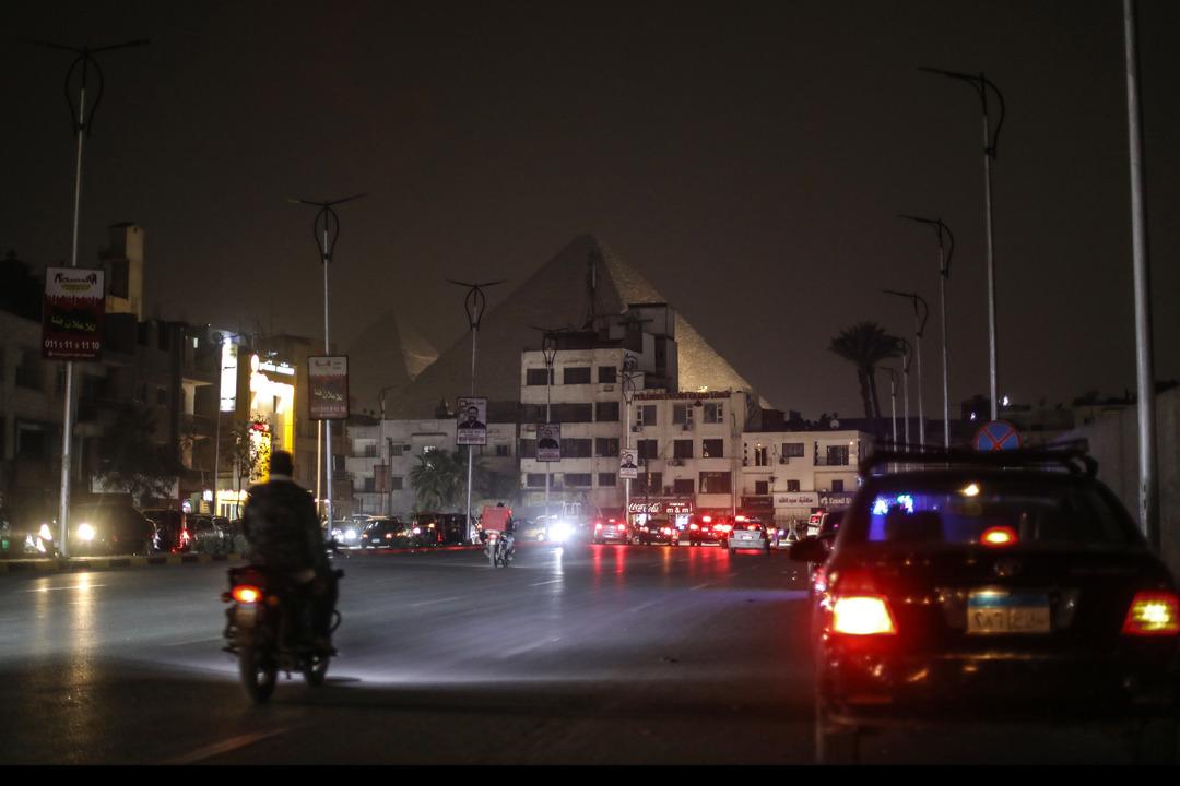 Bir &uuml;lkede &ouml;nlemler başladı: D&uuml;kkanlar erken kapandı, sokaklar karanlığa b&uuml;r&uuml;nd&uuml; 13