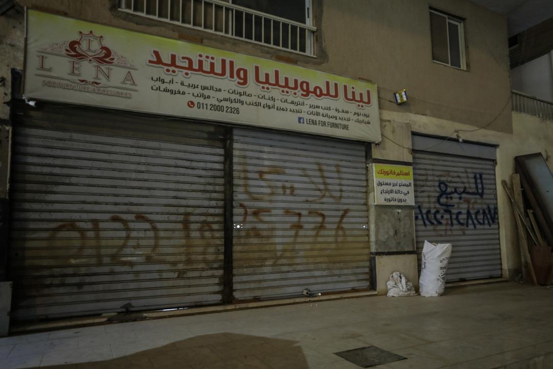 Bir &uuml;lkede &ouml;nlemler başladı: D&uuml;kkanlar erken kapandı, sokaklar karanlığa b&uuml;r&uuml;nd&uuml; 14