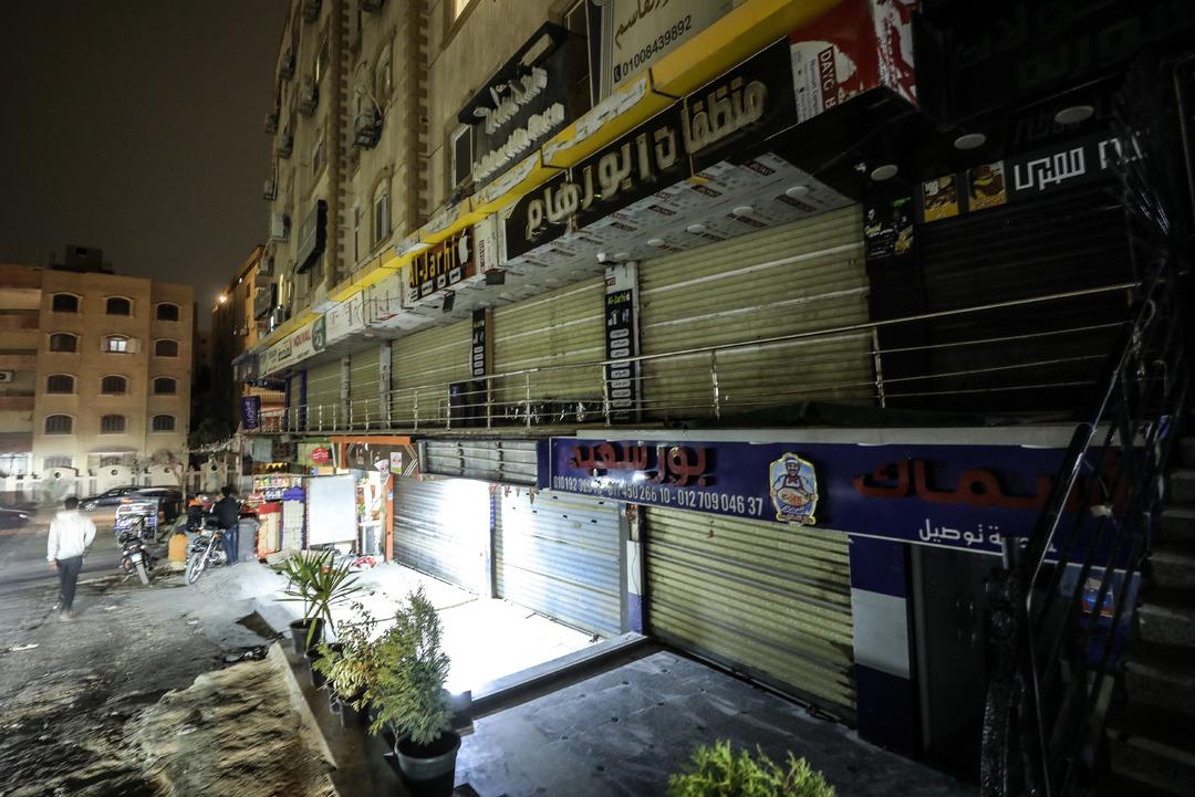 Bir &uuml;lkede &ouml;nlemler başladı: D&uuml;kkanlar erken kapandı, sokaklar karanlığa b&uuml;r&uuml;nd&uuml; 15