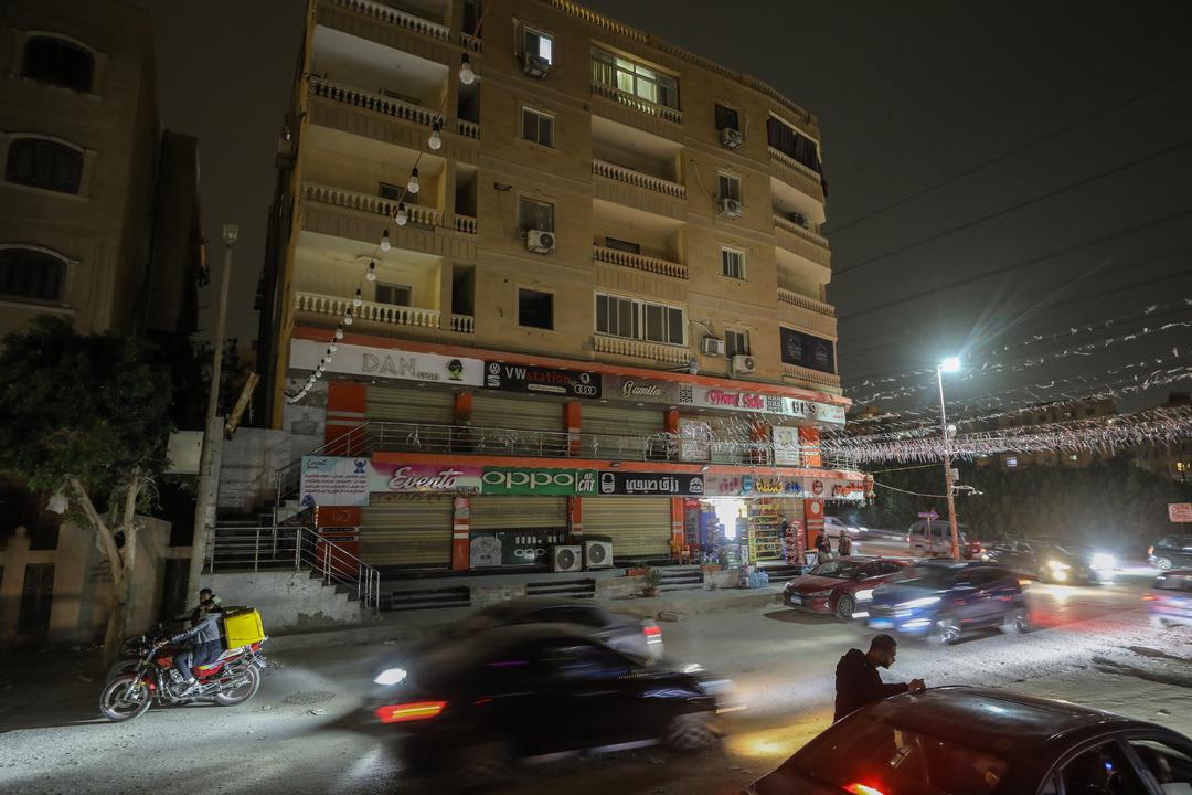 Bir &uuml;lkede &ouml;nlemler başladı: D&uuml;kkanlar erken kapandı, sokaklar karanlığa b&uuml;r&uuml;nd&uuml; 16