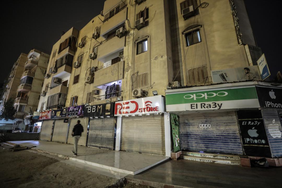 Bir &uuml;lkede &ouml;nlemler başladı: D&uuml;kkanlar erken kapandı, sokaklar karanlığa b&uuml;r&uuml;nd&uuml; 17