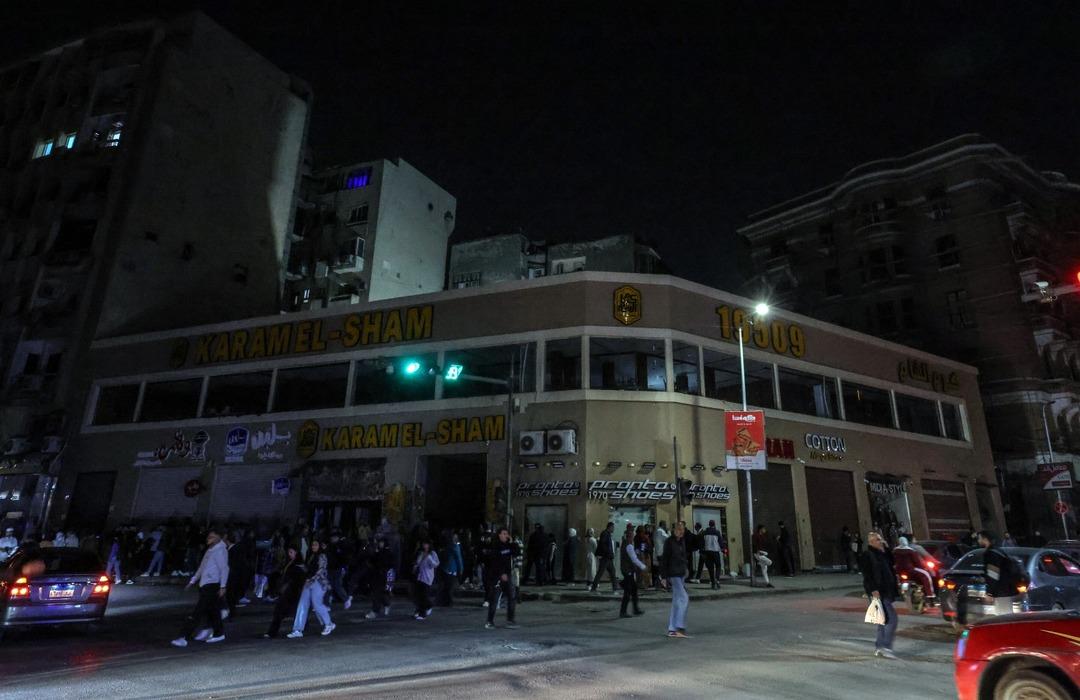 Bir &uuml;lkede &ouml;nlemler başladı: D&uuml;kkanlar erken kapandı, sokaklar karanlığa b&uuml;r&uuml;nd&uuml; 4