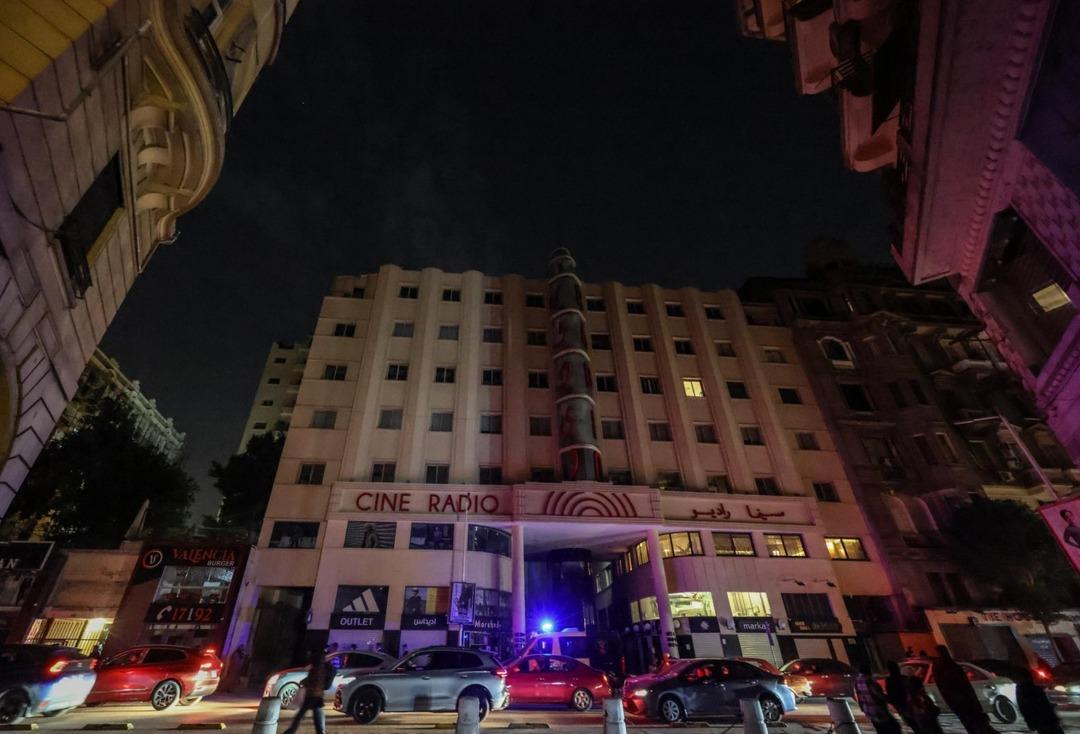 Bir &uuml;lkede &ouml;nlemler başladı: D&uuml;kkanlar erken kapandı, sokaklar karanlığa b&uuml;r&uuml;nd&uuml; 5