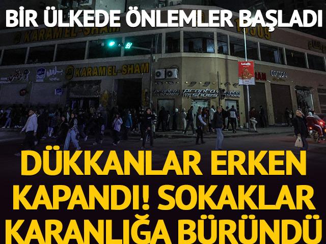 Bir &uuml;lkede &ouml;nlemler başladı: D&uuml;kkanlar erken kapandı, sokaklar karanlığa b&uuml;r&uuml;nd&uuml;