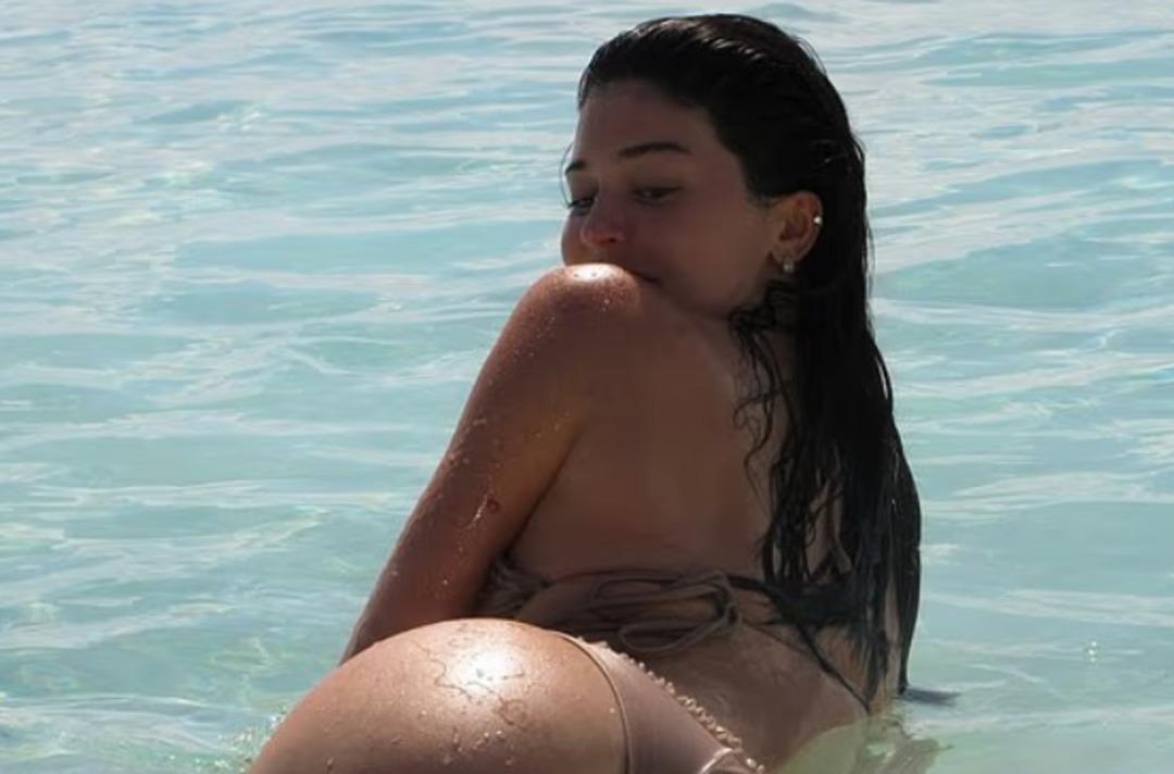 Kylie Jenner, minik bikinisiyle kıvrımlarını sergiledi 3