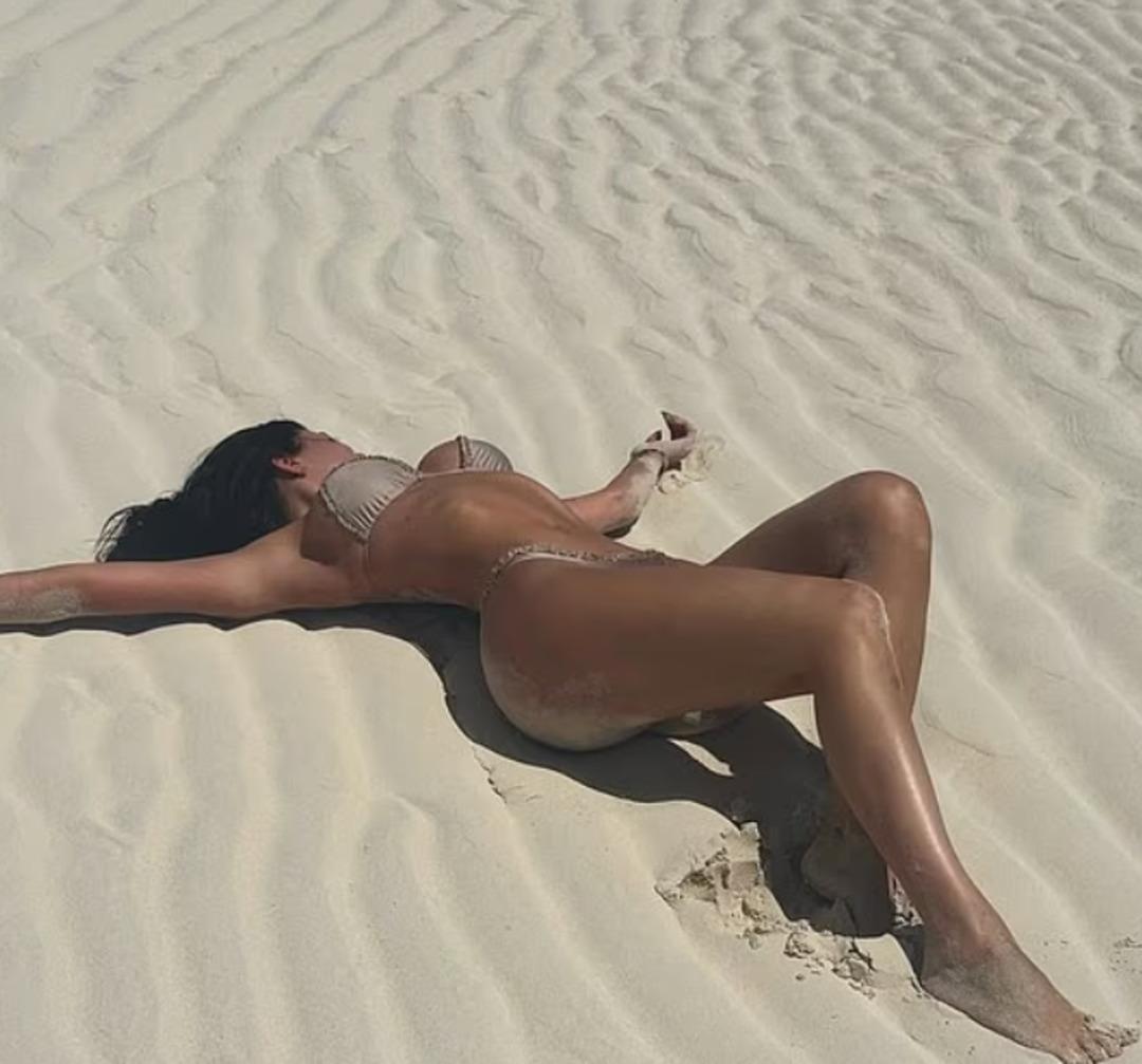 Kylie Jenner, minik bikinisiyle kıvrımlarını sergiledi 1