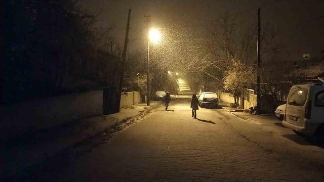 Baharda yağan lapa lapa kar ara&ccedil;ları yolda bıraktı 7