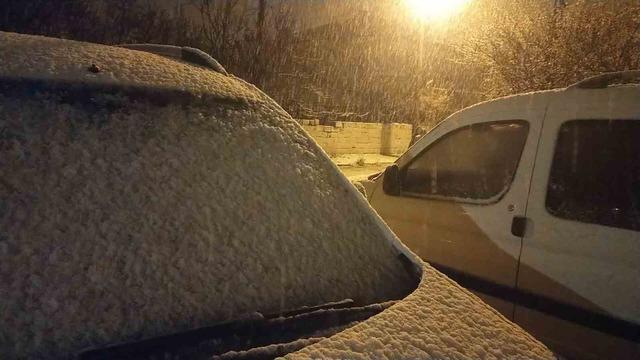 Baharda yağan lapa lapa kar ara&ccedil;ları yolda bıraktı 6