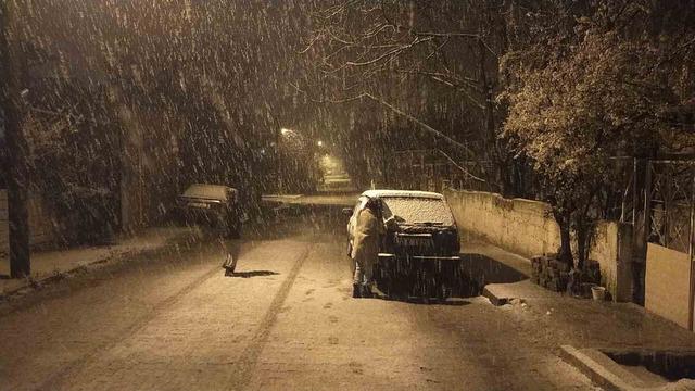Baharda yağan lapa lapa kar ara&ccedil;ları yolda bıraktı 5