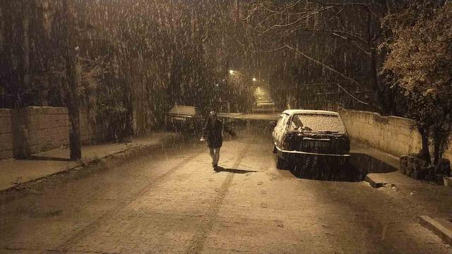 Baharda yağan lapa lapa kar ara&ccedil;ları yolda bıraktı 4