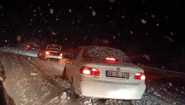 Baharda yağan lapa lapa kar ara&ccedil;ları yolda bıraktı 3