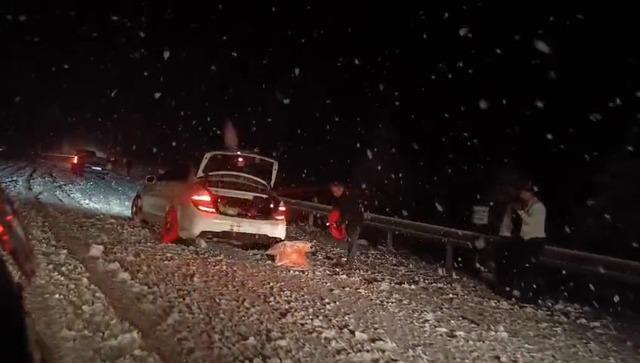 Baharda yağan lapa lapa kar ara&ccedil;ları yolda bıraktı 1