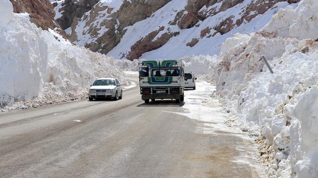 Çığ düşen Van-Hakkari kara yolu tek şeritten ulaşıma açıldı