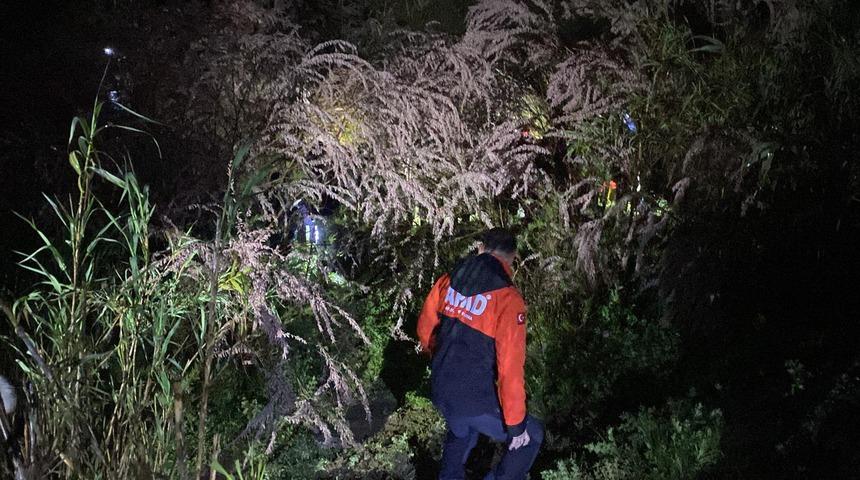 &Ccedil;alışmalar 4 saat s&uuml;rd&uuml;! Aydın'da taşan &ccedil;ayın sularına kapılan s&uuml;r&uuml;c&uuml; kurtarıldı