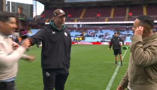 Leicester ma&ccedil;ı &ouml;ncesi gergin anlar! Sunucuyu ittirip...