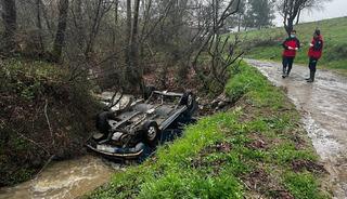 Balıkesir'de dereye devrilen otomobilin yakınında ceset bulundu