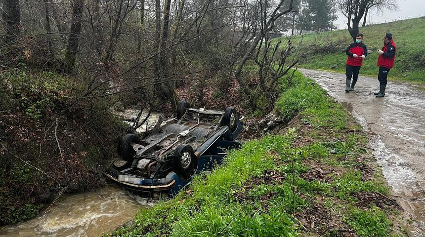 Balıkesir'de dereye devrilen otomobilin yakınında ceset bulundu