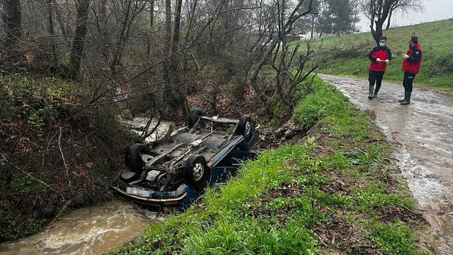 Balıkesir'de dereye devrilen otomobilin yakınında ceset bulundu