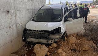 Tokat'ta hafif ticari ara&ccedil; beton duvara &ccedil;arptı! 5 yaralı