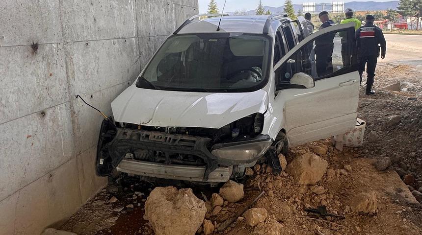 Tokat'ta hafif ticari ara&ccedil; beton duvara &ccedil;arptı! 5 kişi yaralandı