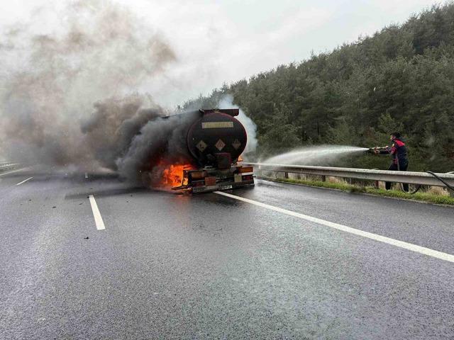 Osmaniye&rsquo;de akaryakıt tankerinde &ccedil;ıkan yangın s&ouml;nd&uuml;r&uuml;ld&uuml; 1