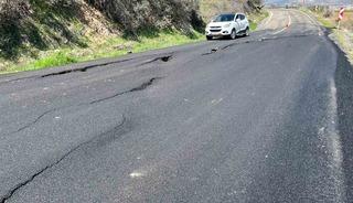 &Ccedil;&ouml;kmelerin olduğu yol kazalara davetiye &ccedil;ıkarıyor