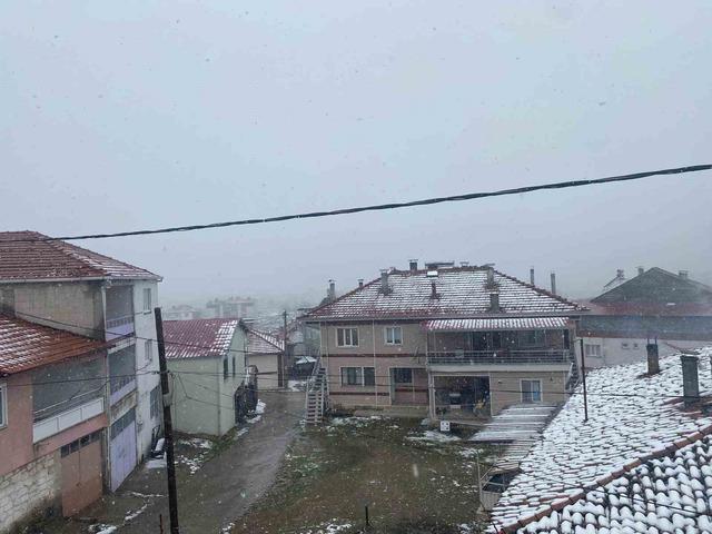 Demirci&rsquo;nin y&uuml;ksek kesimlerinde kar yağışı etkili oluyor 2