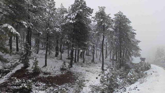 Demirci&rsquo;nin y&uuml;ksek kesimlerinde kar yağışı etkili oluyor 1