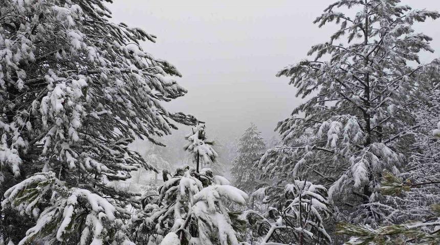 Demirci&rsquo;nin y&uuml;ksek kesimlerinde kar yağışı etkili oluyor