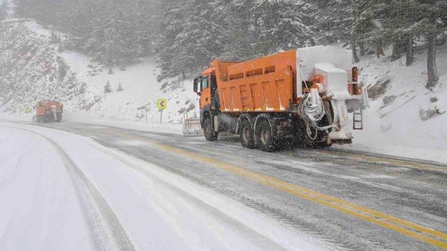 Antalya-Konya karayolunda kar etkisini sürdürüyor 2
