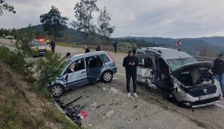 Osmaniye'de otomobil ile hafif ticari ara&ccedil; &ccedil;arpıştı: 1'i &ccedil;ocuk 6 yaralı