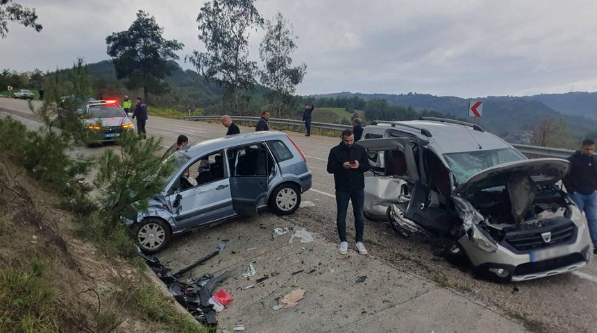 Osmaniye'de otomobil ile hafif ticari ara&ccedil; &ccedil;arpıştı: 1'i &ccedil;ocuk 6 yaralı