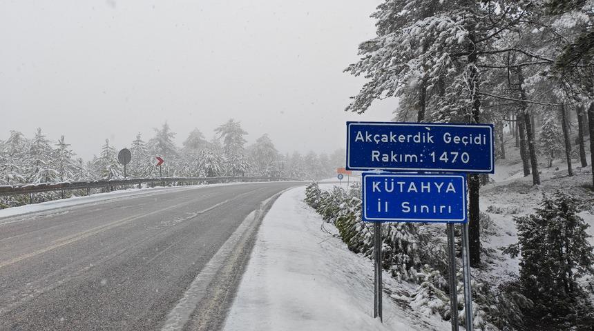 Manisa'nın Demirci il&ccedil;esinde kar etkili oldu