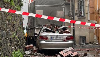 Kağıthane'de yıkılan bah&ccedil;e duvarı ara&ccedil;ta hasara yol a&ccedil;tı