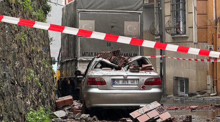 Kağıthane'de bah&ccedil;e duvarı yıkıldı! Kopan par&ccedil;alar park halindeki aracın &uuml;st&uuml;ne d&uuml;şt&uuml;