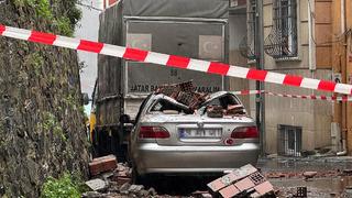Kağıthane'de bahçe duvarı yıkıldı! Kopan parçalar park halindeki aracın üstüne düştü