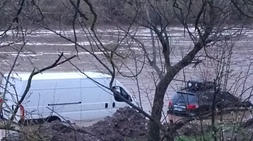 Simav &Ccedil;ayı'nda mahsur kalan 2 kişi kurtarıldı