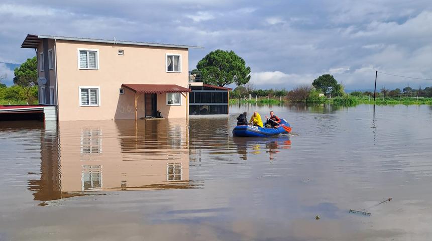 Aydın'da sağanak yağış! Akarsular taştı, ev ve iş yerlerini su bastı