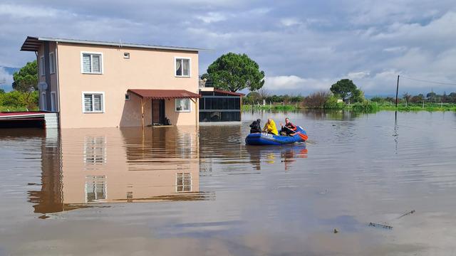 Aydın'da sağanak yağış! Akarsular taştı, ev ve iş yerlerini su bastı