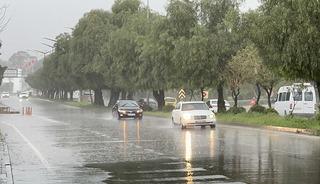 Adana'da sağanak yağış etkili oldu! Cadde ve sokaklarda su birikintileri oluştu