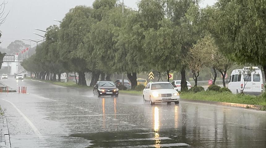 Adana'da sağanak yağış etkili oldu! Cadde ve sokaklarda su birikintileri oluştu
