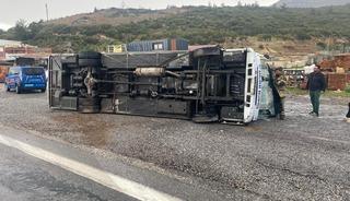 İzmir'de futbolcuları taşıyan midib&uuml;s devrildi: 4 sporcu yaralandı