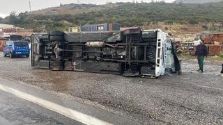 İzmir'de futbolcuları taşıyan midibüs devrildi: 4 sporcu yaralandı