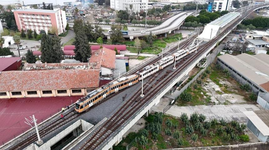 Adana'da raydan &ccedil;ıkan metro vagonu direğe &ccedil;arptı