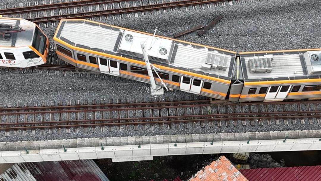 Adana da raydan &ccedil;ıkan metro vagonu direğe &ccedil;arptı 1