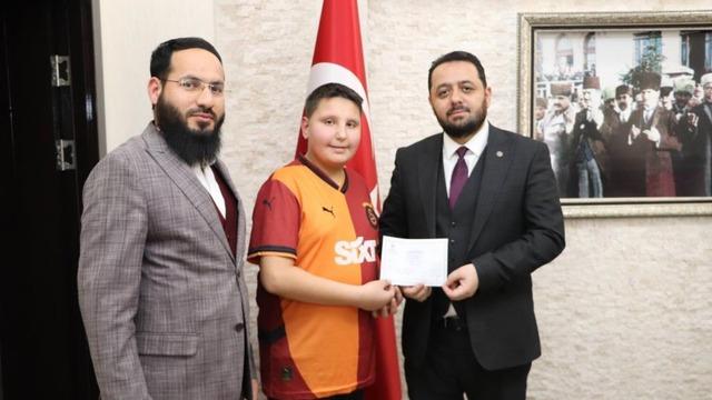 Bayram harçlıklarını Filistin'e bağışladı