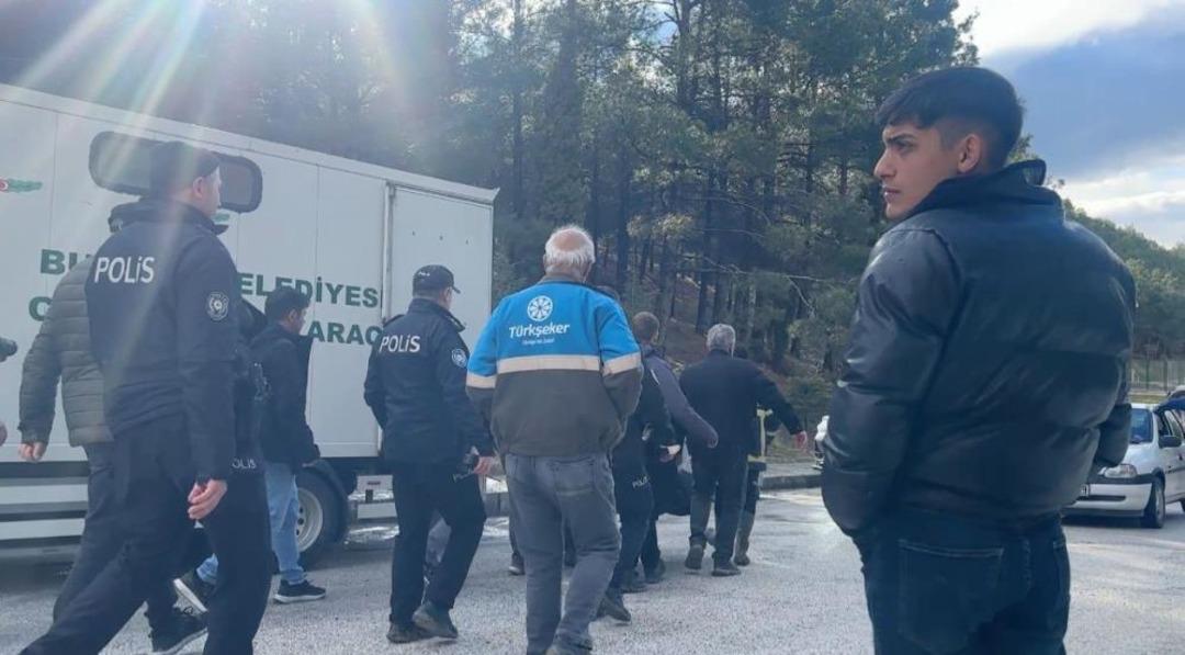 Y&uuml;r&uuml;y&uuml;ş yapan gen&ccedil;ler ormanlık alanda ceset buldu 1