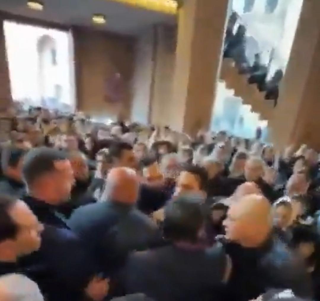 Ermenistan Başbakanı Paşinyan’a kilisede saldırı teşebbüsü: 2 kişi gözaltına alındı 3