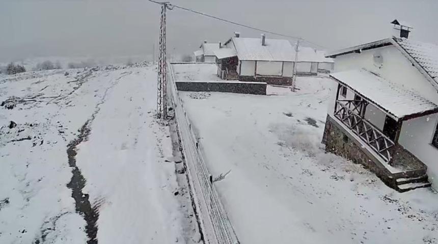 Ankara'nın y&uuml;ksek kesimlerine kar yağdı